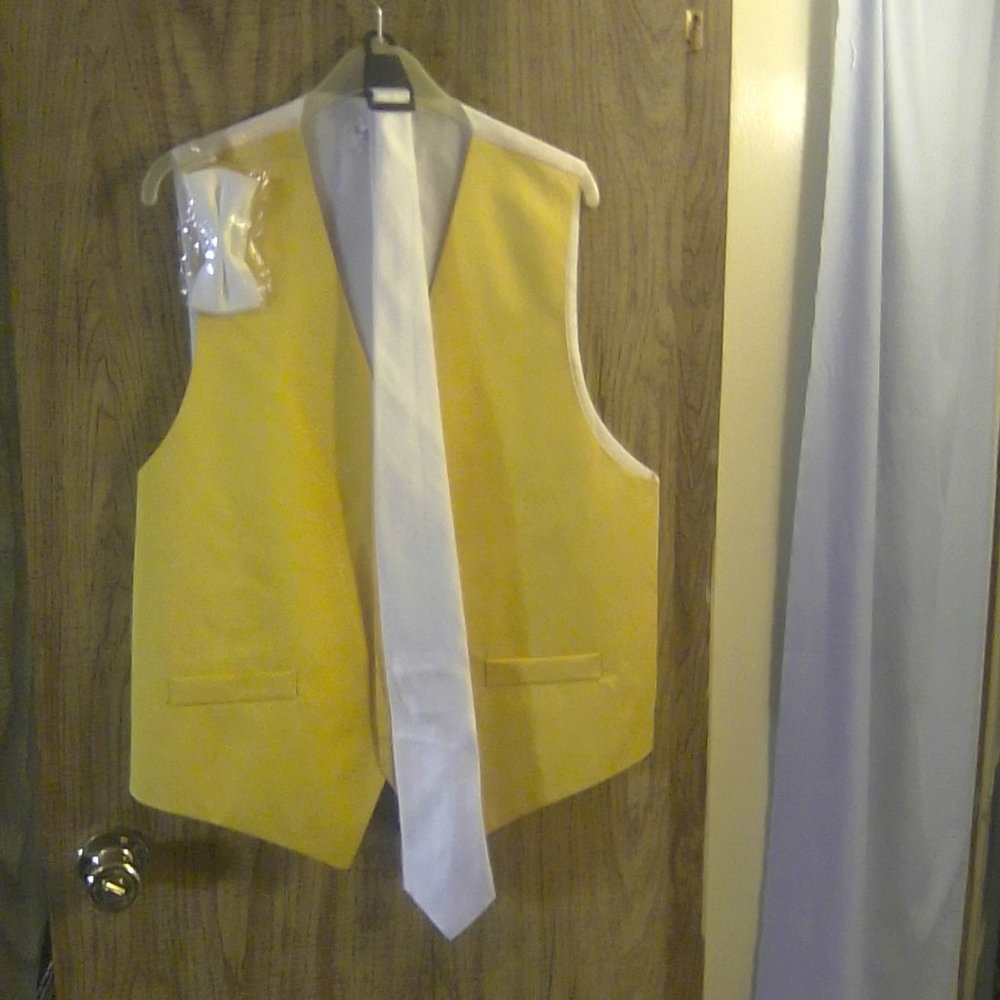 NEW Vittorio Farina Vest, neck tie, bow tie, and pocket square in Yellow sz Med
